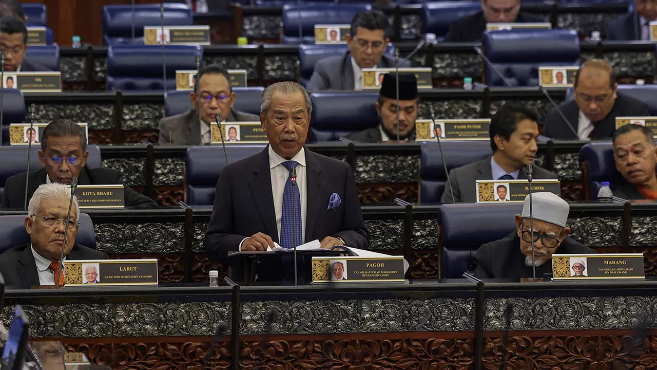 KUALA LUMPUR, 23 Okt -- Pengerusi Perikatan Nasional (PN) Tan Sri Muhyiddin Yassin pada Persidangan Dewan Rakyat sempena Mesyuarat Ketiga Penggal Ketiga Parlimen ke-15 di Bangunan Parlimen, hari ini.  -- fotoBERNAMA (2024) HAK CIPTA TERPELIHARA