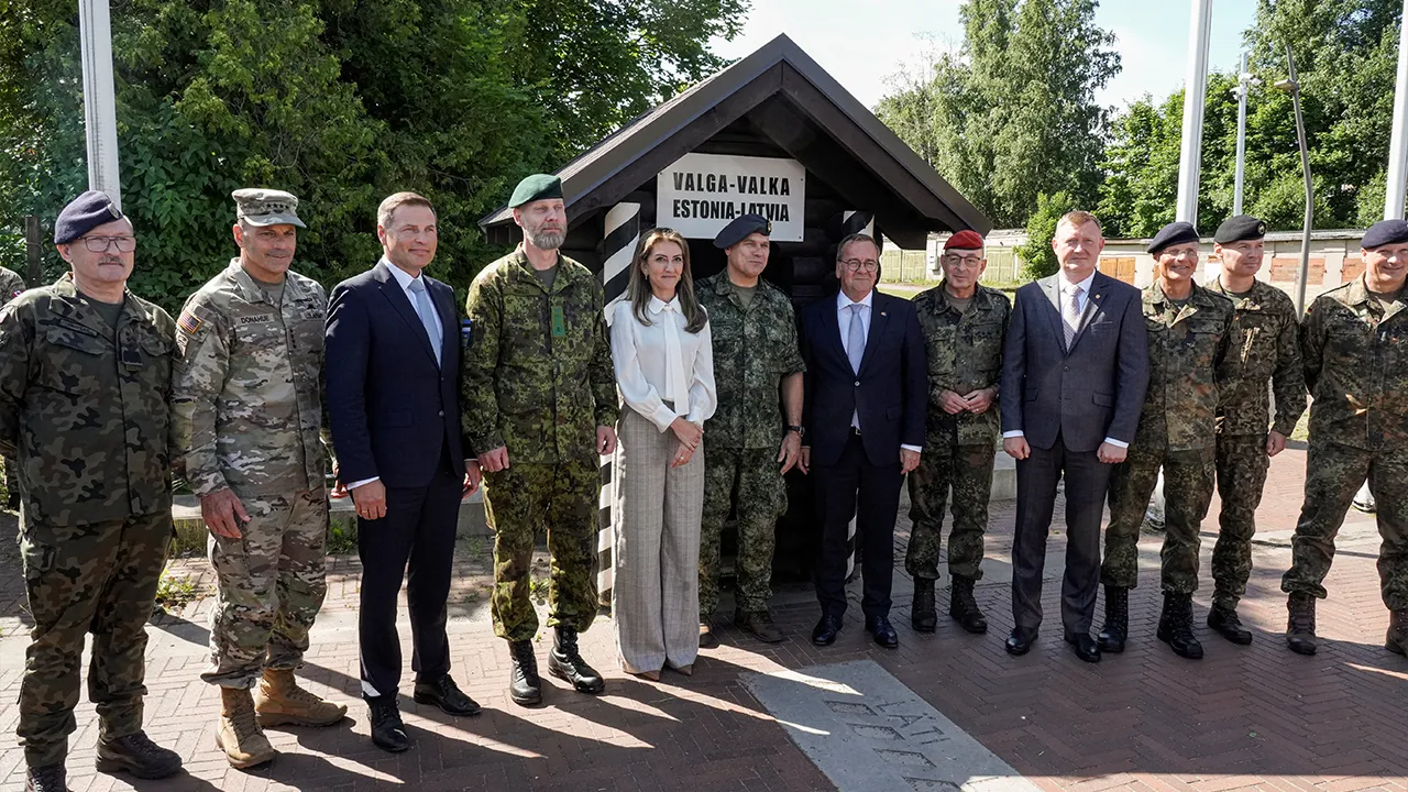 German Defence Minister Boris Pistorius, Dutch Defence Minister Dilan Yesilgoz, Latvian Defence Minister Raivis Melnis and Estonian Defence Minister Hanno Pevkur pose for a family picture with high-ranking military members following the NATO command and control handover ceremony, in Valga, Estonia, June 30, 2026. REUTERS/Ints Kalnins