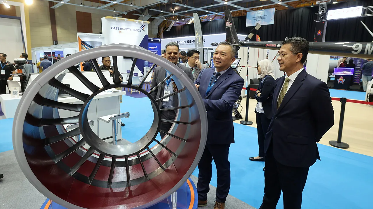 SERDANG, 26 Jun -- Exco Perdagangan Pelaburan dan Mobiliti Ng Sze Han (dua,kanan) melawat ruang pameran selepas merasmikan Forum AeroSpace Selangor sempena MyAERO Summit 2026 di Taman Ekspo Agro Malaysia Serdang (MAEPS) hari ini._BERNAMA