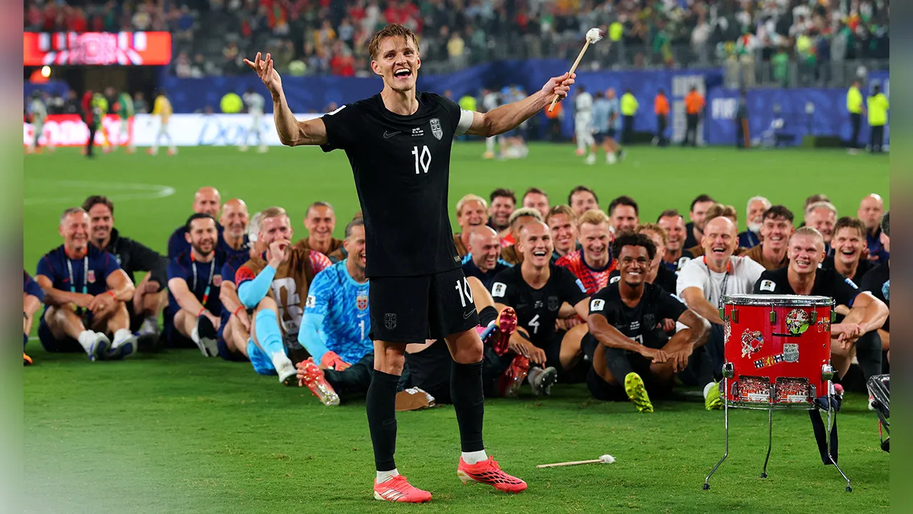 Soccer Football - FIFA World Cup 2026 - Group I - Norway v Senegal - New York/New Jersey Stadium, East Rutherford, New Jersey, U.S. - June 22, 2026 Norway's Martin Odegaard and teammates perform the traditional Viking rowing celebration for their fans after the match REUTERS/Mike Segar TPX IMAGES OF THE DAY
