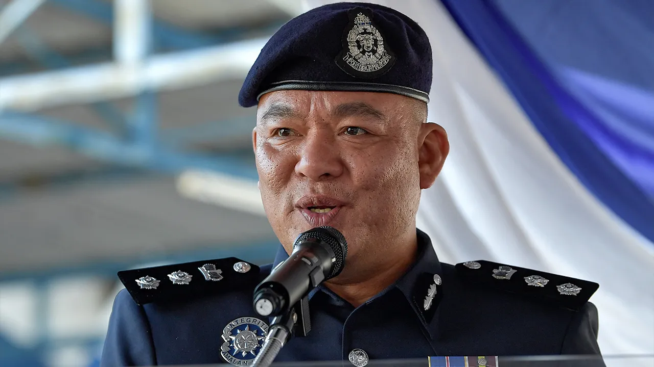 KAJANG, 21 Nov -- Ketua Polis Daerah Kajang ACP Naazron Abdul Yusof menyampaikan ucapan pada Majlis Pelupusan Barang Kes Ibu Pejabat Polis Daerah Kajang 2024 di Balai Polis Bandar Baru Bangi, hari ini._BERNAMA
