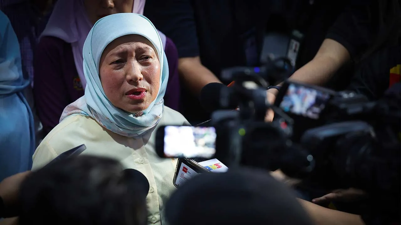 KUCHING, 6 Jun -- Menteri Pembangunan Wanita, Keluarga dan Masyarakat Datuk Seri Nancy Shukri bercakap kepada pemberita selepas merasmikan Program ISM@KOMUNITI bertemakan ISM@KOMUNITI: Menua Sihat Komuniti Sejahtera “Kesihatan, Kebersamaan dan Kesejahteran Sepanjang Hayat” anjuran Institut Sosial Malaysia di Kampung Telaga Air dekat sini, hari ini.  -- fotoBERNAMA (2026) HAK CIPTA TERPELIHARA