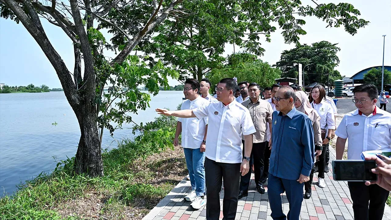 TELUK INTAN, 7 Jun -- Menteri Perumahan dan Kerajaan Tempatan Nga Kor Ming (tiga, kanan) merangkap Ahli Parlimen Teluk Intan ketika hadir pada Sesi Taklimat Projek Pembangunan Lembangan Sungai Bersepadu (PLSB) Sungai Perak Fasa 1 dan RTB Teluk Intan Zon A Fasa 2 dan Kerja-Kerja Lain Yang Berkaitan Daerah Hilir Perak dan menyempurnakan gimik perasmikan RTB Teluk Intan Zon A Fasa 2 hari ini.  Turut hadir Pengerusi Jawatankuasa Perdagangan Dalam Negeri, Koperasi, Hal Ehwal Pengguna dan Kampung Baru Cina Perak 