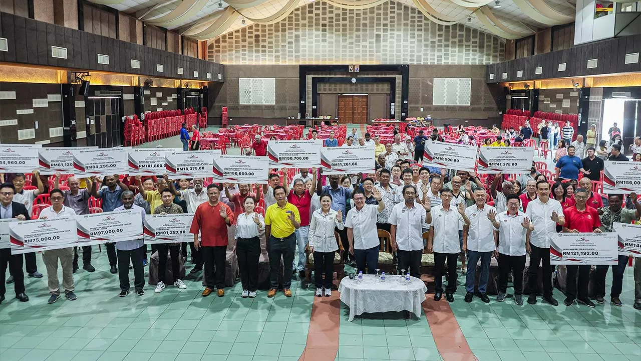 KLUANG, 26 Jun -- Menteri Perumahan Dan Kerajaan Tempatan Nga Kor Ming bergambar pada majlis penyerahan peruntukan inisiatif penyelenggaraan Rumah Ibadat Bukan Islam (RIBI) sempena Program Sentuhan Kasih KPKT 4.0 Tahun 2026 di Persatuan Memperbaiki Akhlak Che Luan Khor hari ini.  -- fotoBERNAMA (2026) HAK CIPTA TERPELIHARA