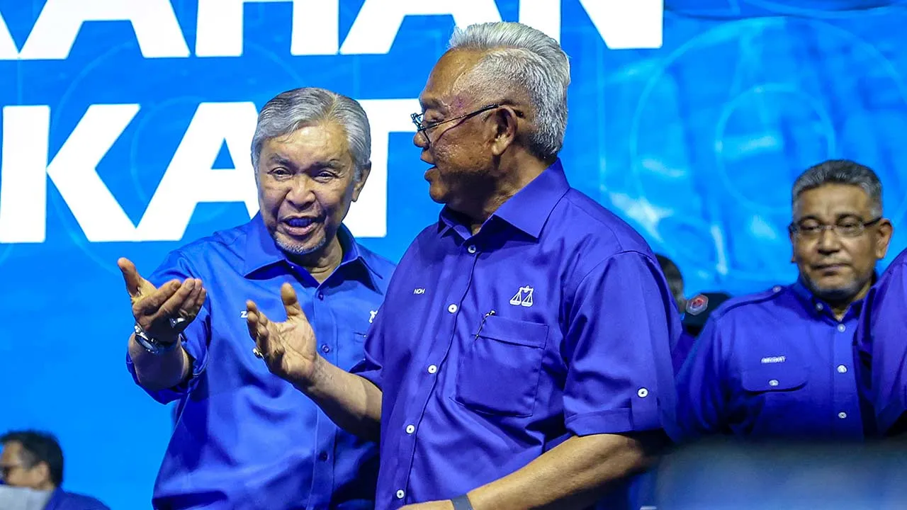 ISKANDAR PUTERI, 7 Jun -- Timbalan Perdana Menteri merangkap Pengerusi Barisan Nasional (BN) Datuk Seri Ahmad Zahid Hamidi (kiri) bersama Tan Sri Noh Omar yang kembali menyertai UMNO, menghadiri Majlis Pelancaran Jentera Barisan Nasional sempena Pilihan Raya Negeri Johor ke-16 di Stadium Tertutup Kompleks Educity, Iskandar Puteri, hari ini.  Noh Omar hari ini mengumumkan kembali menyertai UMNO dan BN selepas melepaskan semua jawatan serta keahliannya dalam Bersatu yang berkuat kuasa serta-merta.  --fotoBERN