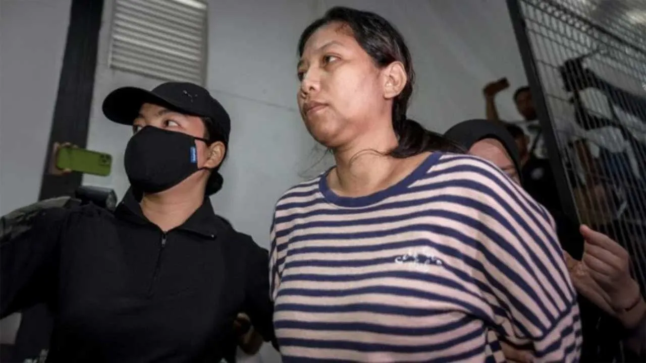 Nurshazwani Afni didakwa melakukan kekerasan jenayah terhadap Sultan Nazrin di hadapan Dewan Bandaran Ipoh, Jalan Panglima Bukit Gantang Wahab pada 31 Ogos tahun lalu.