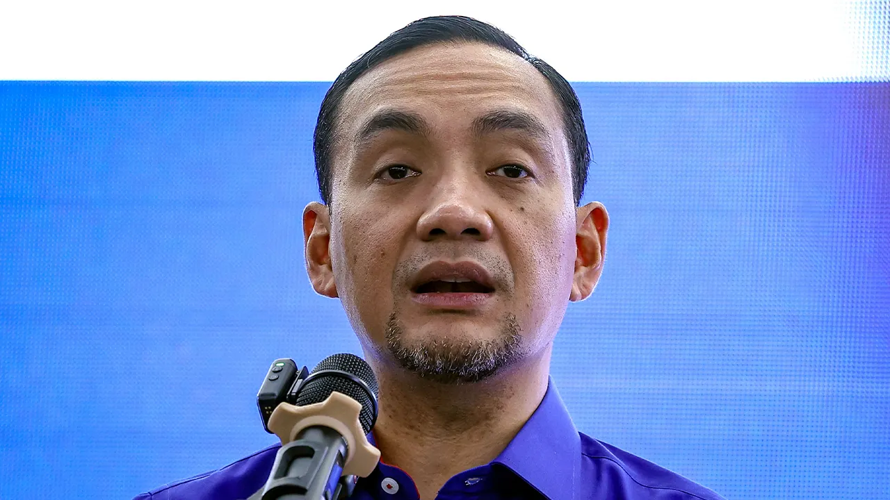 JOHOR BAHRU, 24 Jun -- Pengerusi Jawatankuasa Penyelaras Barisan Nasional (BN) Negeri Johor, Datuk Onn Hafiz Ghazi berucap pada Majlis Pengumuman Calon Barisan Nasional bagi Pilihan Raya Negeri (PRN) Johor ke 16 di Badan Perhubungan UMNO Negeri Johor di sini hari ini.  --fotoBERNAMA (2026) HAK CIPTA TERPELIHARA