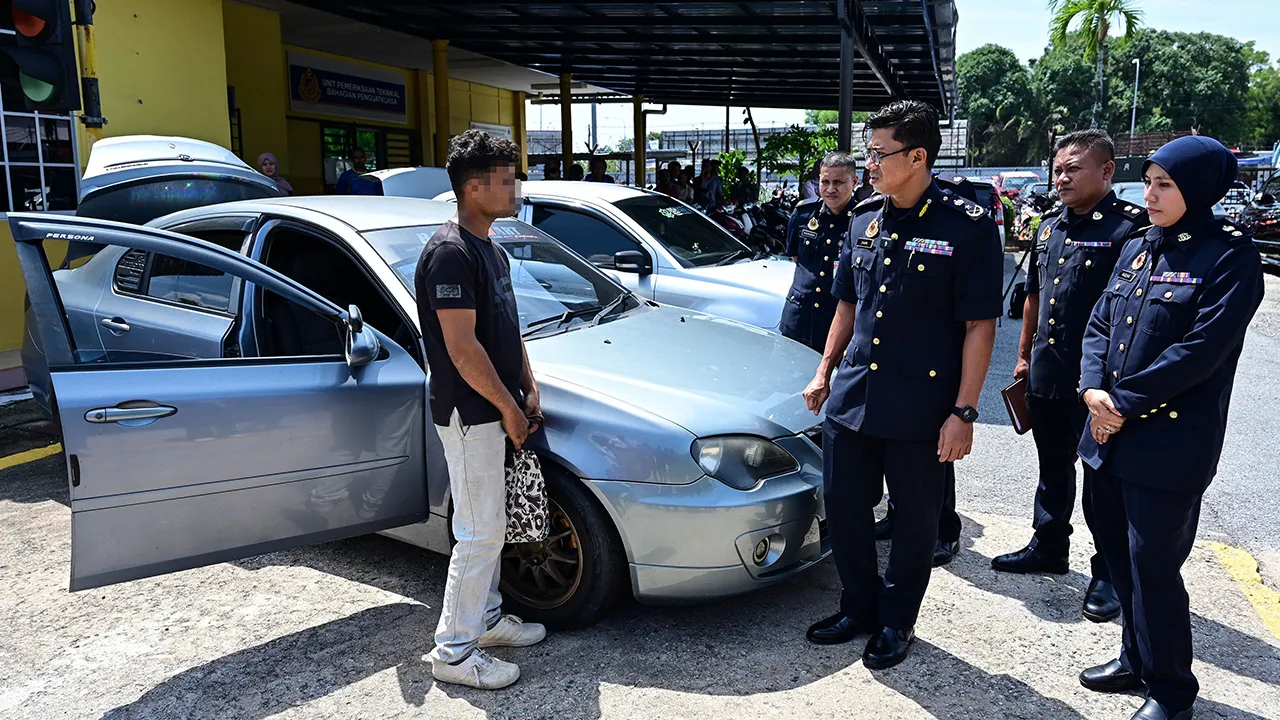 KUALA TERENGGANU, 14 Jun -- Pengarah Jabatan Pengangkutan Jalan (JPJ) Terengganu, Mohd Zamri Samion (tiga, kanan) menyoal siasat seorang warga asing yang ditahan dalam Operasi Warga Asing (Ops PEWA) Peringkat JPJ Negeri Terengganu di sini, hari ini.  JPJ mengesan kegiatan warga asing di negeri ini menggunakan kenderaan disewa untuk membawa penumpang dan mengangkut barangan.  Siasatan mendapati individu yang ditahan menggunakan kenderaan persendirian yang disewa daripada warga tempatan.  --fotoBERNAMA (2026)