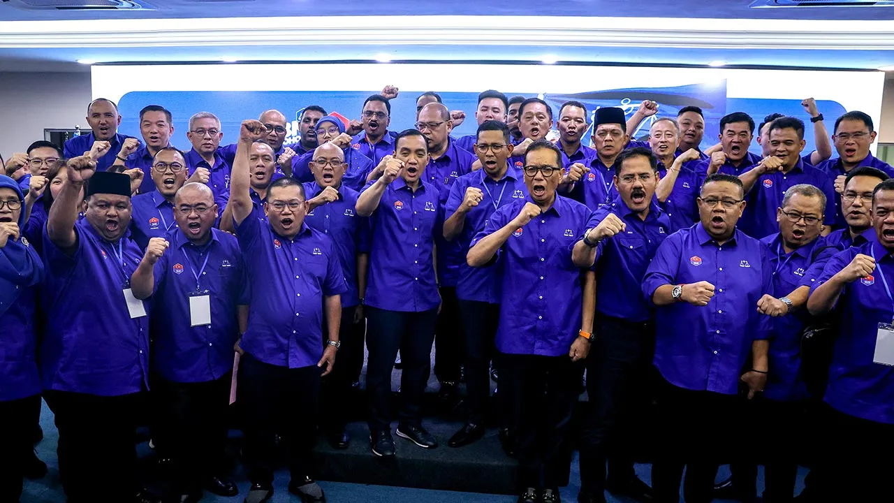JOHOR BAHRU, 24 Jun -- Pengerusi Jawatankuasa Penyelaras Barisan Nasional (BN) Negeri Johor, Datuk Onn Hafiz Ghazi (tengah) bergambar bersama calon-calon pada Majlis Pengumuman Calon Barisan Nasional bagi Pilihan Raya Negeri (PRN) Johor ke 16 di Badan Perhubungan UMNO Negeri Johor di sini hari ini.  --fotoBERNAMA (2026) HAK CIPTA TERPELIHARA