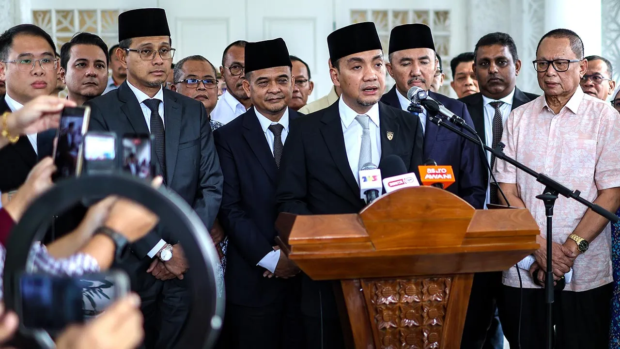 JOHOR BAHRU, 1 Jun -- Menteri Besar Datuk Onn Hafiz Ghazi (tengah) mengumumkan pembubaran Dewan Undangan Negeri (DUN) Johor pada sidang media khas di Saujana di sini, hari ini.  DUN Johor dibubarkan berkuat kuasa hari ini bagi memberi laluan kepada pelaksanaan Pilihan Raya Negeri (PRN).  --fotoBERNAMA (2026) HAK CIPTA TERPELIHARA