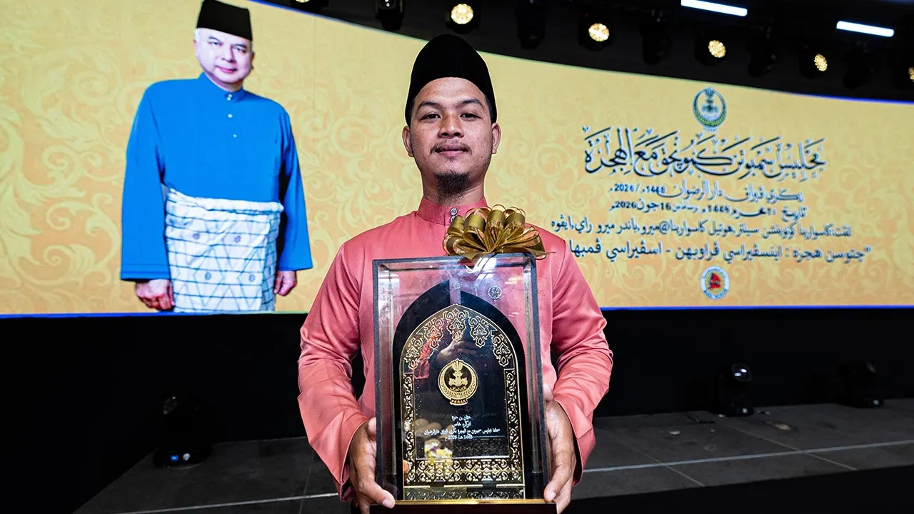 IPOH, 17 Jun -- Penerima Anugerah Khas yang merupakan Orang Asli Suku Temiar, Osman Hamzah, 25, bergambar pada Majlis Sambutan Kemuncak Maal Hijrah 1448H/2026M Peringkat Negeri Perak malam tadi.  --fotoBERNAMA (2026) HAK CIPTA TERPELIHARA