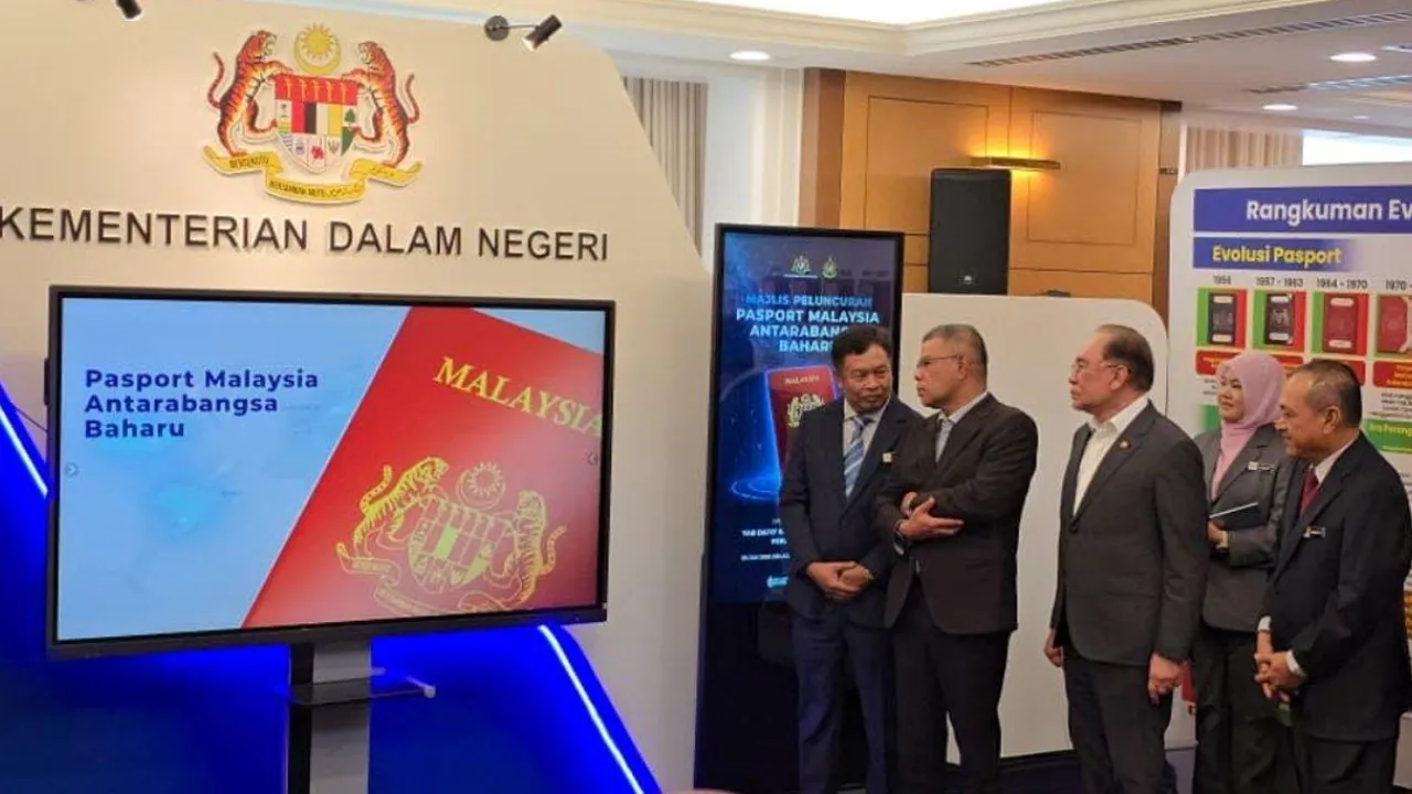 KUALA LUMPUR, 30 Jun (Bernama) -- Perdana Menteri Datuk Seri Anwar Ibrahim hari ini melancarkan Pasport Malaysia Antarabangsa (PMA) versi baharu yang dilengkapi dengan 94 ciri keselamatan. Pada majlis diadakan di Lobi Parlimen itu, Anwar turut menerima PMA daripada Ketua Pengarah Imigresen Datuk Zakaria Shaaban sebagai gimik pelancaran.