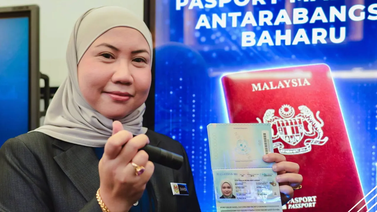 #KualaLumpur Perdana Menteri Datuk Seri Anwar Ibrahim hari ini melancarkan Pasport Malaysia Antarabangsa (PMA) versi baharu yang dilengkapi dengan 94 ciri keselamatan. Pada majlis diadakan di Lobi Parlimen itu,  Anwar turut menerima PMA daripada Ketua Pengarah Imigresen Datuk Zakaria Shaaban sebagai gimik pelancaran.