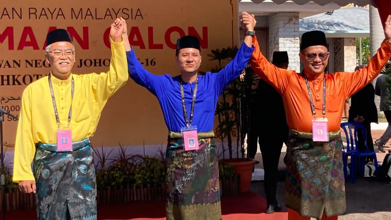 Dari kiri, calon Parti Bersama Malaysia (Bersama), Abd Hamid Ali;  penyandang Barisan Nasional (BN) UMNO, Syed Hussien Syed Abdullah dan calon Pakatan Harapan (PH) Amanah, Ahmad Zuhan Md Zain.bergambar bersama selepas proses penamaan calon bagi DUN Mahkota di Dewan Jubli Intan Sultan Ibrahim, Kluang