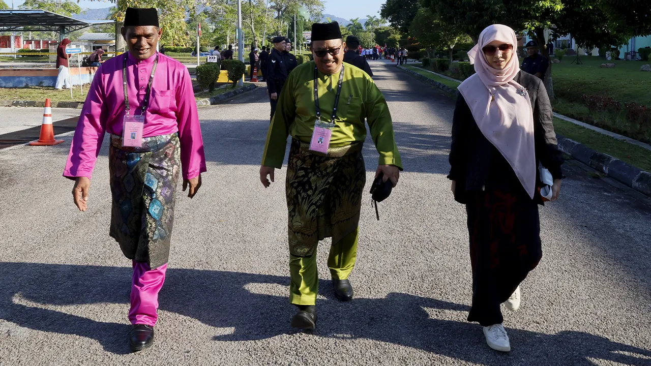 BATU PAHAT, 27 Jun -- Timbalan Presiden Parti Keadilan Rakyat (PKR) Nurul Izzah Anwar mengiringi calon Pakatan Harapan (PH), Onn Abu Bakar (tengah) di pusat penamaan calon Dewan Undangan Negeri (DUN) N.24 Senggarang bagi Pilihan Raya Negeri (PRN) Johor ke-16 di Dewan Seri Intan, Pusat Latihan Teknologi Tinggi (ADTEC) hari ini.  Turut hadir calon Perikatan Nasional (PN), Mohd Rashid Hasnon dan calon Barisan Nasional (BN), Mohd Yusla Ismail.  -- fotoBERNAMA (2026) HAK CIPTA TERPELIHARA