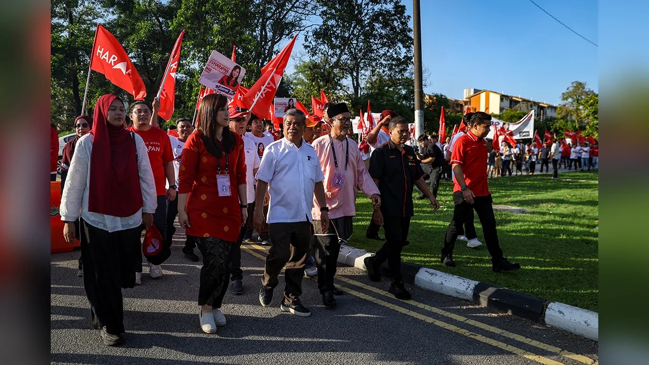 PASIR GUDANG, 27 Jun -- Presiden Amanah Datuk Seri Mohamad Sabu (tiga, kiri) mengiringi calon Pakatan Harapan bagi kerusi Dewan Undangan Negeri (DUN) N43 Permas, Sharon Teo (dua, kiri) di Pusat Penamaan Calon DUN N43 Permas sempena Pilihan Raya Negeri Johor ke-16 di Dewan Muafakat Taman Mawar hari ini.  --fotoBERNAMA (2026) HAK CIPTA TERPELIHARA