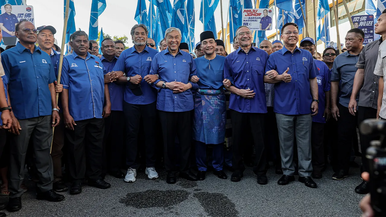 SIMPANG RENGGAM, 27 Jun -- Calon Barisan Nasional (BN) bagi Dewan Undangan Negeri (DUN) Machap Datuk Onn Hafiz Ghazi hadir di pusat penamaan calon di Dewan Muafakat, Kompleks Pentadbiran Majlis Daerah Simpang Renggam hari ini.  Beliau diiringi oleh Pengerusi BN, Datuk Seri Dr. Ahmad Zahid Hamidi dan bekas Ketua Pemuda UMNO Malaysia, Khairy Jamaluddin.  -- fotoBERNAMA (2026) HAK CIPTA TERPELIHARA