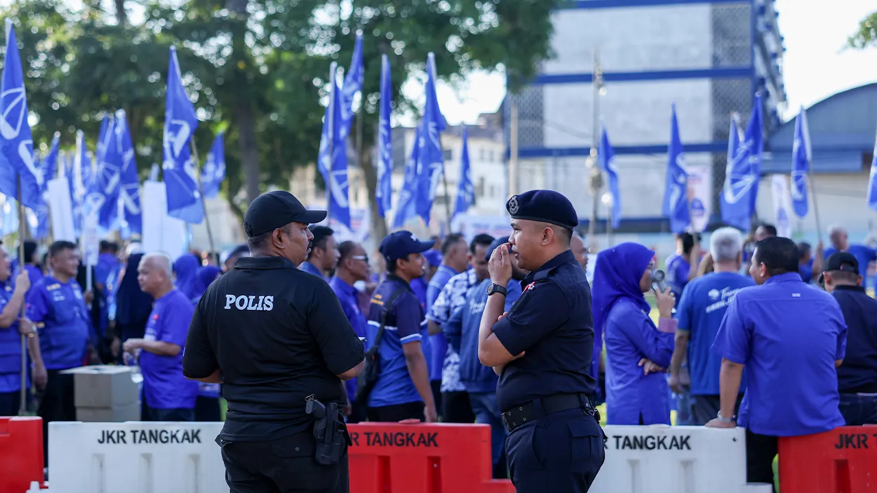 MUAR, 27 Jun -- Pihak polis mengawal keadaan pada hari penamaan calon Dewan Undangan Negeri (DUN) N10 Tangkak sempena Pilihan Raya Negeri (PRN) Johor ke-16 di Dewan Jubli Intan Sultan Ibrahim hari ini.  Tirai PRN Johor ke-16 dibuka secara rasmi pagi ini dengan proses penamaan calon di 56 pusat penamaan calon di seluruh negeri bermula tepat 9 pagi.  — fotoBERNAMA (2026) HAK CIPTA TERPELIHARA