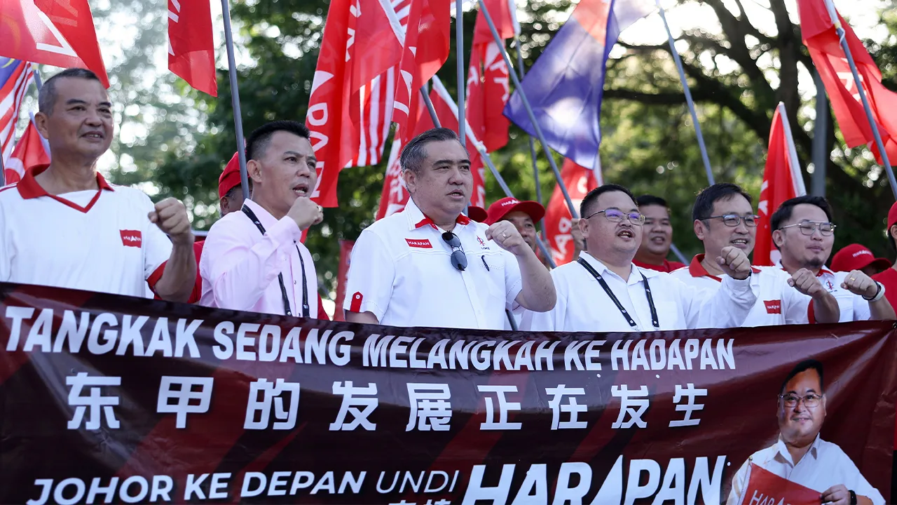MUAR, 27 Jun -- Timbalan Pengerusi PH Anthony Loke (tiga, kiri) merangkap Setiausaha Agung DAP mengiringi Calon Pakatan Harapan Ee Chin Li (empat, kiri) pada hari penamaan calon Dewan Undangan Negeri (DUN) N10 Tangkak sempena Pilihan Raya Negeri (PRN) Johor ke-16 di Dewan Jubli Intan Sultan Ibrahim, hari ini.  Tirai PRN Johor ke-16 dibuka secara rasmi pagi ini dengan proses penamaan calon di 56 pusat penamaan calon (PPC) di seluruh negeri bermula tepat 9 pagi.  -- fotoBERNAMA (2026) HAK CIPTA TERPELIHARA