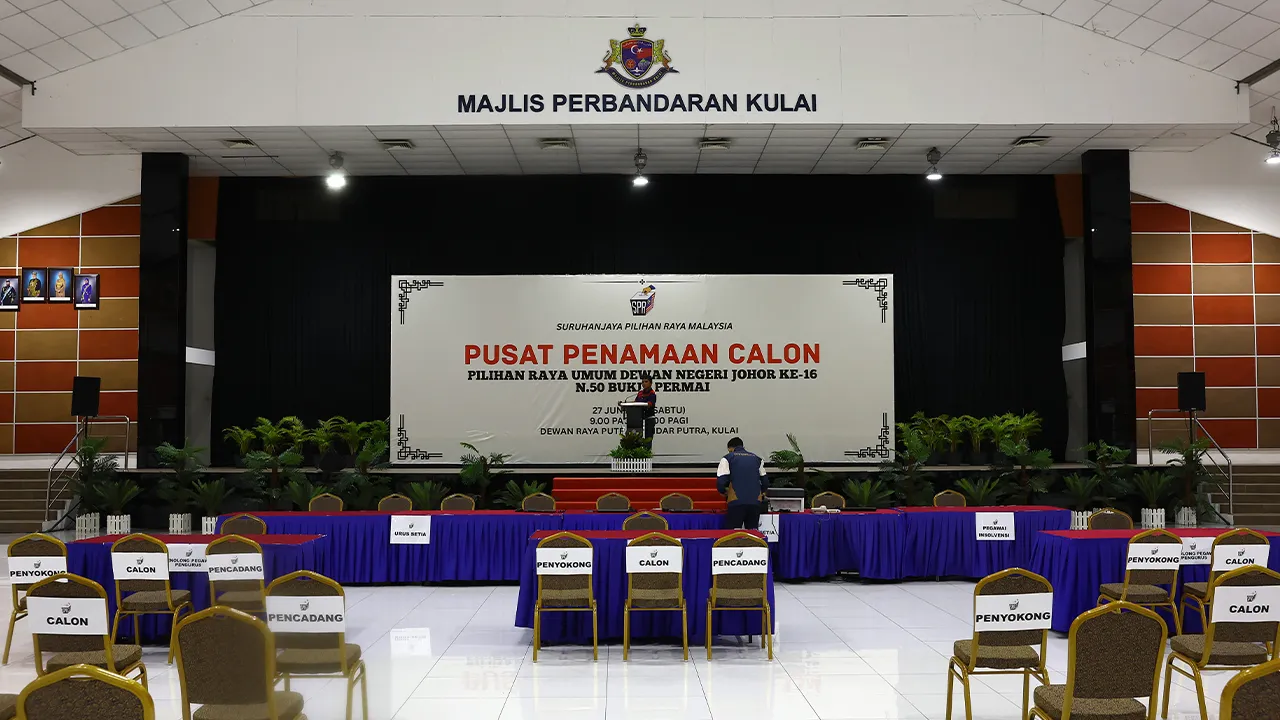 KULAI, 27 Jun -- Para petugas Suruhanjaya Pilihan Raya (SPR) membuat persiapan terakhir seawal 6.30 pagi tadi bagi memastikan kelancaran proses penamaan calon di pusat penamaan calon bagi Dewan Undangan Negeri (DUN) N50 Bukit Permai di Dewan Raya Putra hari ini.  --fotoBERNAMA (2026) HAK CIPTA TERPELIHARA