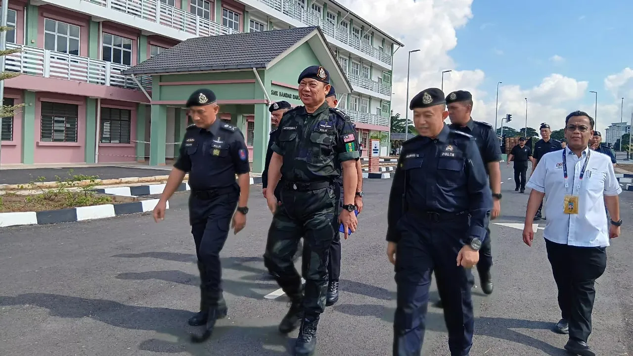 Ketua Polis Johor, Datuk Ab Rahaman Arsad KETIKA meninjau proses penamaan calon di pusat penamaan calon DUN Puteri Wangsa di Sekolah Menengah Kebangsaan Bandar Dato’ Onn, Johor Bahru. Sumber: Astro AWANI