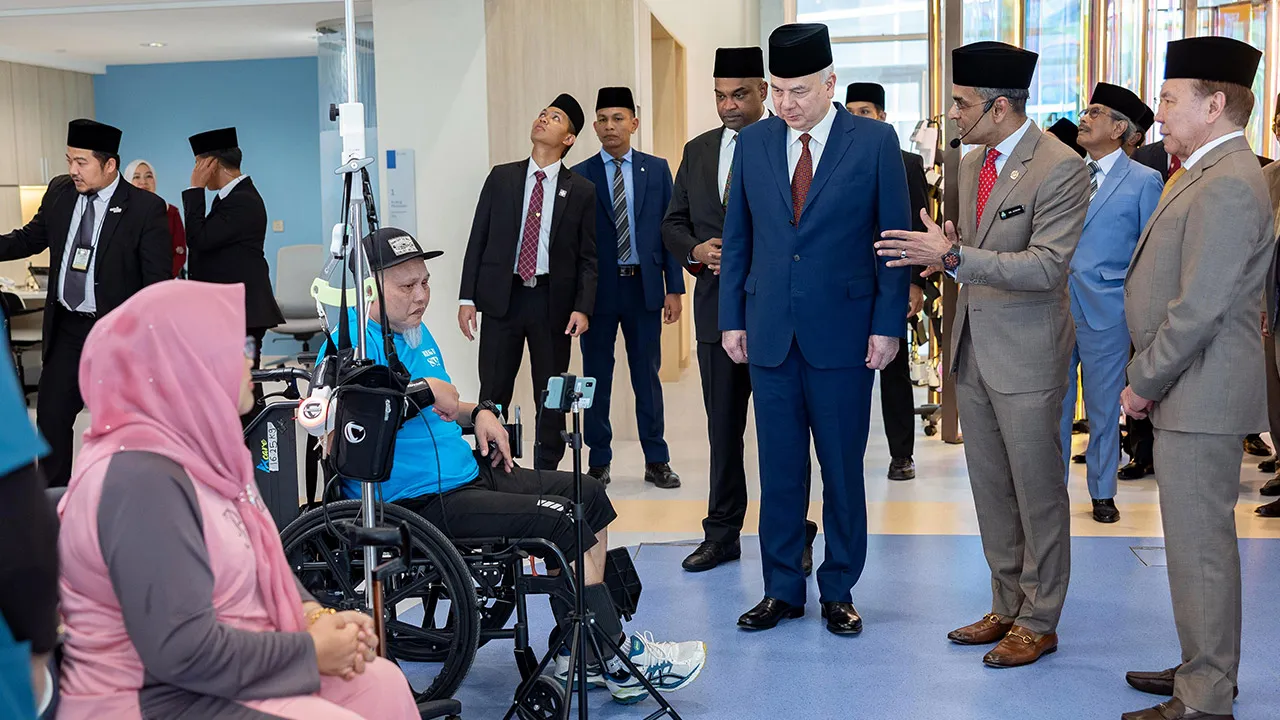 IPOH, 16 Jun -- Sultan Perak Sultan Nazrin Shah berkenan menyantuni salah seorang pesakit ketika baginda melawat bilik rawatan selepas merasmikan Pusat Rehabilitasi Neuro-Robotik dan Cybernics Pertubuhan Keselamatan Sosial (PERKESO) di Meru Raya hari ini.   --fotoBERNAMA (2026) HAK CIPTA TERPELIHARA