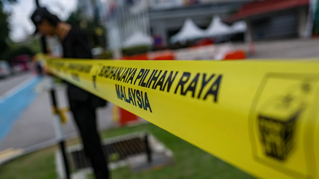 JOHOR BAHRU, 26 Jun -- Petugas Suruhanjaya Pilihan Raya membuat persiapan akhir di Pusat Penamaan Calon N46 Perling sempena Pilihan Raya Negeri (PRN) Johor ke-16 di Dewan Jubli Intan hari ini.  PRN Johor akan membuka tirai secara rasmi esok dengan proses penamaan calon bagi menentukan bakal wakil rakyat yang bertanding di 56 kerusi Dewan Undangan Negeri (DUN).  Pengundian PRN Johor akan berlangsung pada 11 Julai ini, manakala pengundian awal 7 Julai.  --fotoBERNAMA (2026) HAK CIPTA TERPELIHARA