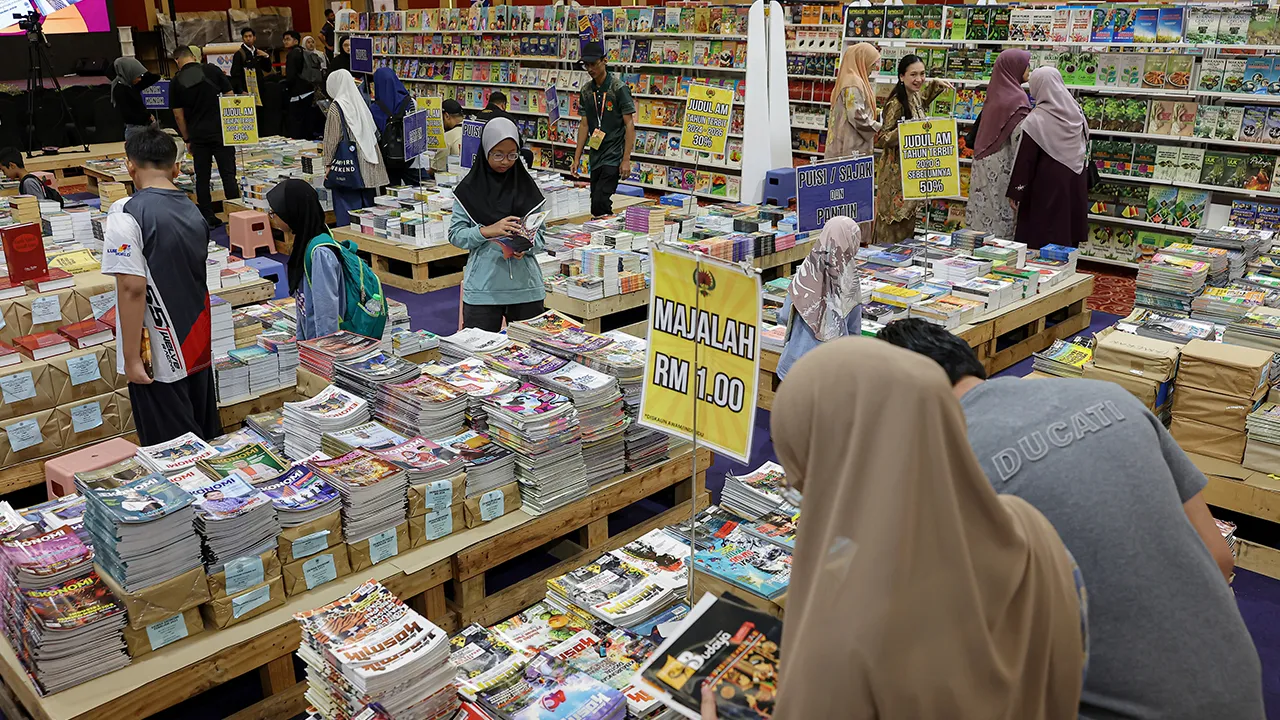 KUALA LUMPUR, 29 Mei -- Pelbagai buku dan majalah boleh didapati dengan harga serendah RM1 di Pesta Buku Antarabangsa Kuala Lumpur (PBAKL) 2026 di Pusat Dagangan Dunia Kuala Lumpur (WTCKL) hari ini.  PBAKL 2026 edisi ke-43 itu berlangsung selama 10 hari bermula hari ini hingga 7 Jun. -- fotoBERNAMA (2026) HAK CIPTA TERPELIHARA