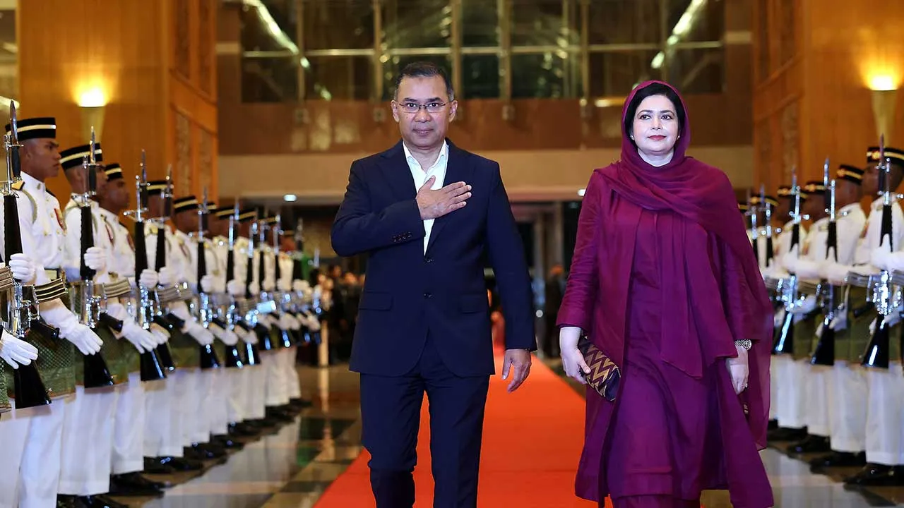 SEPANG, 21 Jun -- Perdana Menteri Bangladesh Tarique Rahman (kiri) dan isteri Dr Zubaida Rahman melintasi Kawalan Kehormatan Setempat daripada Batalion Pertama Rejimen Askar Melayu Diraja (RAMD) di Kompleks Bunga Raya, Lapangan Terbang Antarabangsa Kuala Lumpur (KLIA) bagi memulakan lawatan rasmi dua hari ke Malaysia hari ini.