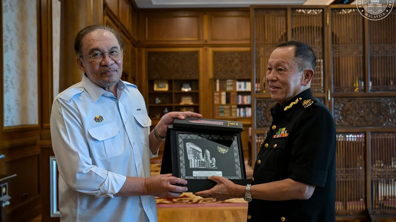 Tatkala merima kunjungan hormat Ketua Pesuruhjaya Suruhanjaya Pencegahan Rasuah Malaysia (SPRM) Datuk Seri Abdul Halim Aman, saya tekankan usaha memperkukuh tatakelola, integriti serta agenda reformasi institusi negara yang menjadi teras kepada pembinaan Malaysia yang lebih adil, telus dan berdaya saing. FB Anwar Ibrahim