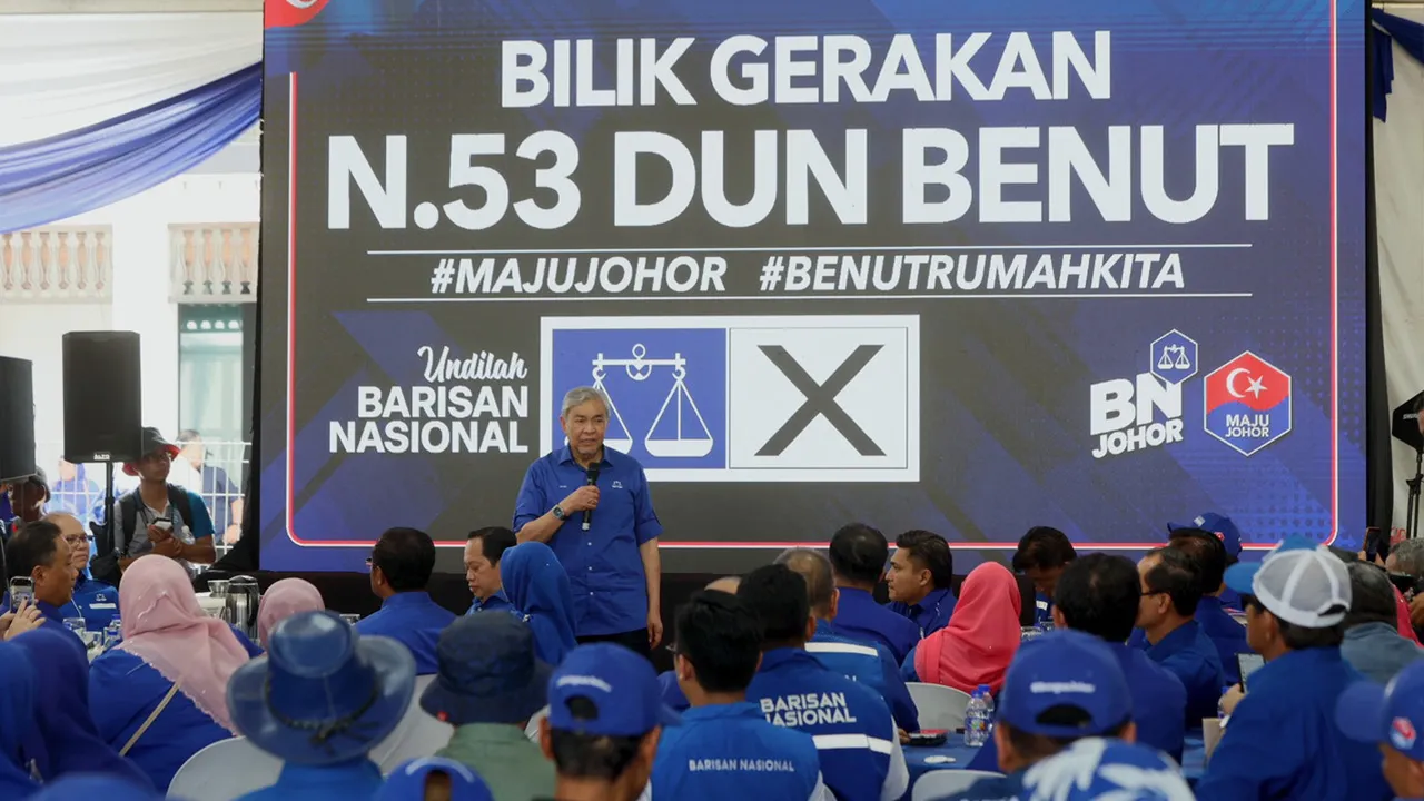 PONTIAN, 27 Jun -- Presiden UMNO, Datuk Seri Dr Ahmad Zahid Hamidi berucap pada majlis makan tengah hari bersama jentera Dewan Undangan Negeri (DUN) Benut (N.53) sempena Pilihan Raya Negeri (PRN) Johor Ke-16 di Bilik Gerakan Barisan Nasional (BN) Benut, hari ini.  -- fotoBERNAMA (2026) HAK CIPTA TERPELIHARA