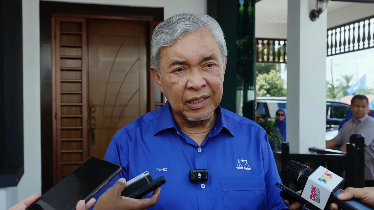 PONTIAN, 27 Jun -- Presiden UMNO Datuk Seri Dr Ahmad Zahid Hamidi menjawab pertanyaan pengamal media pada majlis makan tengah hari bersama jentera Dewan Undangan Negeri (DUN) Benut (N.53) sempena Pilihan Raya Negeri (PRN) Johor Ke-16 di Bilik Gerakan Barisan Nasional (BN) Dewan Undangan Negeri (DUN) Benut hari ini.  -- fotoBERNAMA (2026) HAK CIPTA TERPELIHARA