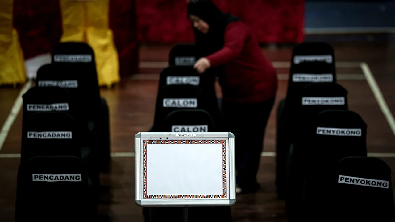 TUARAN, 14 Nov — Petugas dewan membuat persiapan bagi menghadapi proses penamaan calon di pusat penamaan Pilihan Raya Negeri Sabah (PRN) ke-17 di Dewan Seri Sulaman, hari ini._BERNAMA