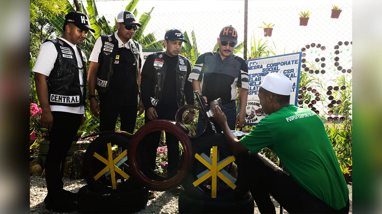 TASEK GELUGOR, 26 Jun — Ketua Pengarah Agensi Antidadah Kebangsaan (AADK) Datuk Ruslin Jusoh (dua kanan) dan Pengasas Kelab Motosikal Helang Udara Malaysia Datuk Mohd Efendi Omar (tiga kanan) melihat penghuni Pusat Pemulihan Penagihan Narkotik (PUSPEN) Kampung Selamat menghiaskan replika motosikal pada Program Ramah Mesra Dan Corporate Responsibility Kelab Motosikal Helang Udara Malaysia di sini hari ini.  —fotoBERNAMA (2026) HAK CIPTA TERPELIHARA
