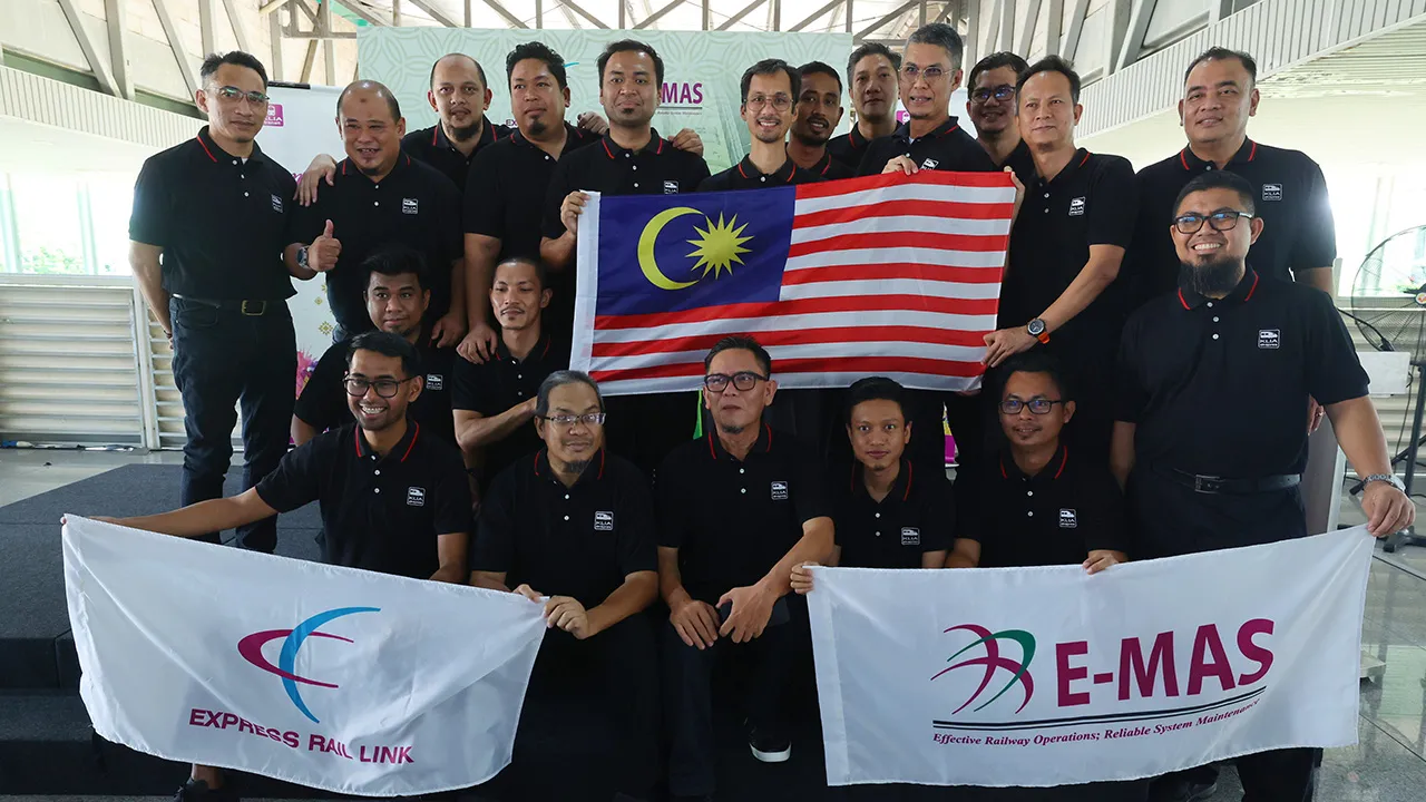 PUTRAJAYA, 19 April -- Timbalan Pengurus Operasi Makkah Metro Putera Wan Jaffri Abdul Hamid (belakang, enam, kiri) bergambar bersama 19 lagi petugas Express Rail Link Sdn Bhd (ERL) yang akan bertugas di Makkah pada majlis penghantaran kakitangan Express Rail Link Sdn Bhd (ERL) ke Makkah di Stesen KLIA Transit Putrajaya hari ini.  Majlis itu disempurnakan Timbalan Menteri Pelancongan, Seni dan Budaya Khairul Firdaus Akbar Khan.  Seramai 20 petugas berpengalaman ERL dihantar ke Arab Saudi bagi menyokong opera