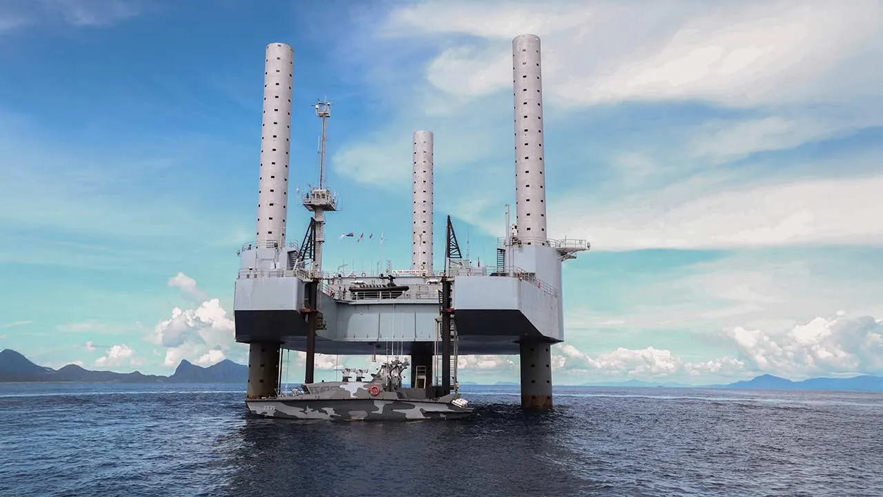 SEMPORNA, 3 Mei -- Pangkalan Laut Tun Sharifah Rodziah (PLTSR) adalah sebuah kemudahan pangkalan operasi hadapan yang digunakan oleh Tentera Laut Diraja Malaysia (TLDM) bagi menyokong dan memperkasakan Operasi Keselamatan ESSZONE  Mula beroperasi pada 31 Julai 2915, pangkalan laut ini merupakan platform statik menggunakan ‘Mobile Oil Production’.  --fotoBERNAMA (2025) HAK CIPTA TERPELIHARA