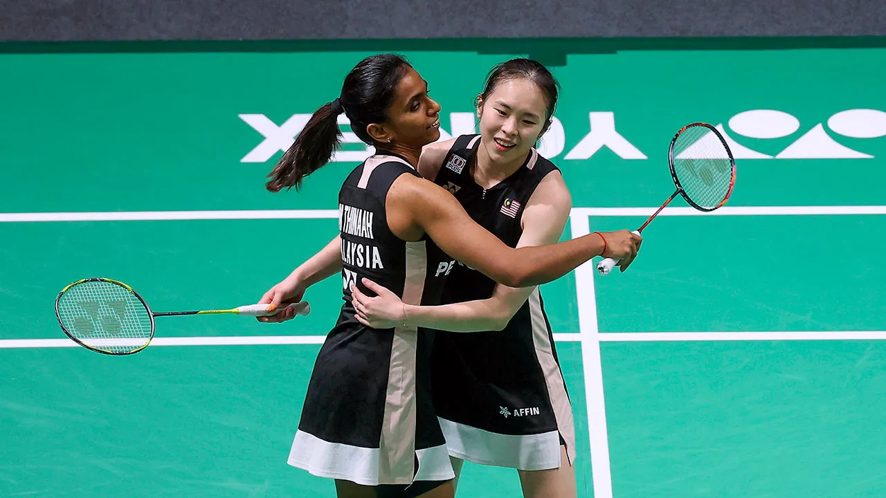 KUALA LUMPUR, 7 Jan -- Pemain beregu wanita negara Pearly Tan dan Thinaah Muralitharan menewaskan beregu wanita India Rutaparna Panda dan Swetaparna Panda pada Kejohanan Badminton Terbuka Malaysia Petronas 2026 di Stadium Axiata Arena hari ini.  Pearly Tan dan Thinaah Muralitharan berjaya menewaskan Rutaparna Panda dan Swetaparna Panda 21-11, 21-9.  -- fotoBERNAMA (2026 HAK CIPTA TERPELIHARA