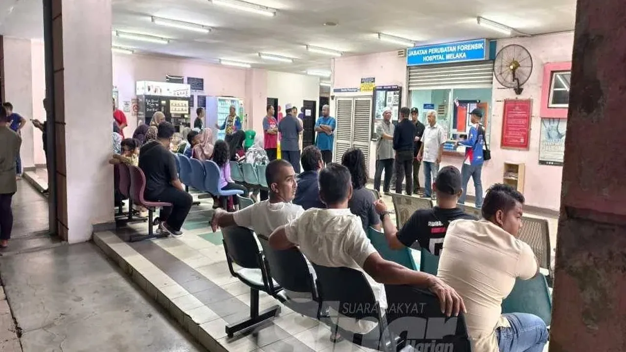 MELAKA - Seorang pelajar Tingkatan Dua dilaporkan rebah sebelum meninggal dunia ketika mengikuti latihan ragbi di sebuah sekolah di Telok Mas pada Rabu.  Dalam kejadian kira-kira jam 6 petang itu, remaja lelaki berusia 14 tahun berkenaan dikatakan baharu sahaja menjalani latihan selama 15 minit sebelum mengalami sesak nafas ketika mendengar taklimat yang disampaikan jurulatih selepas sesi rehat.