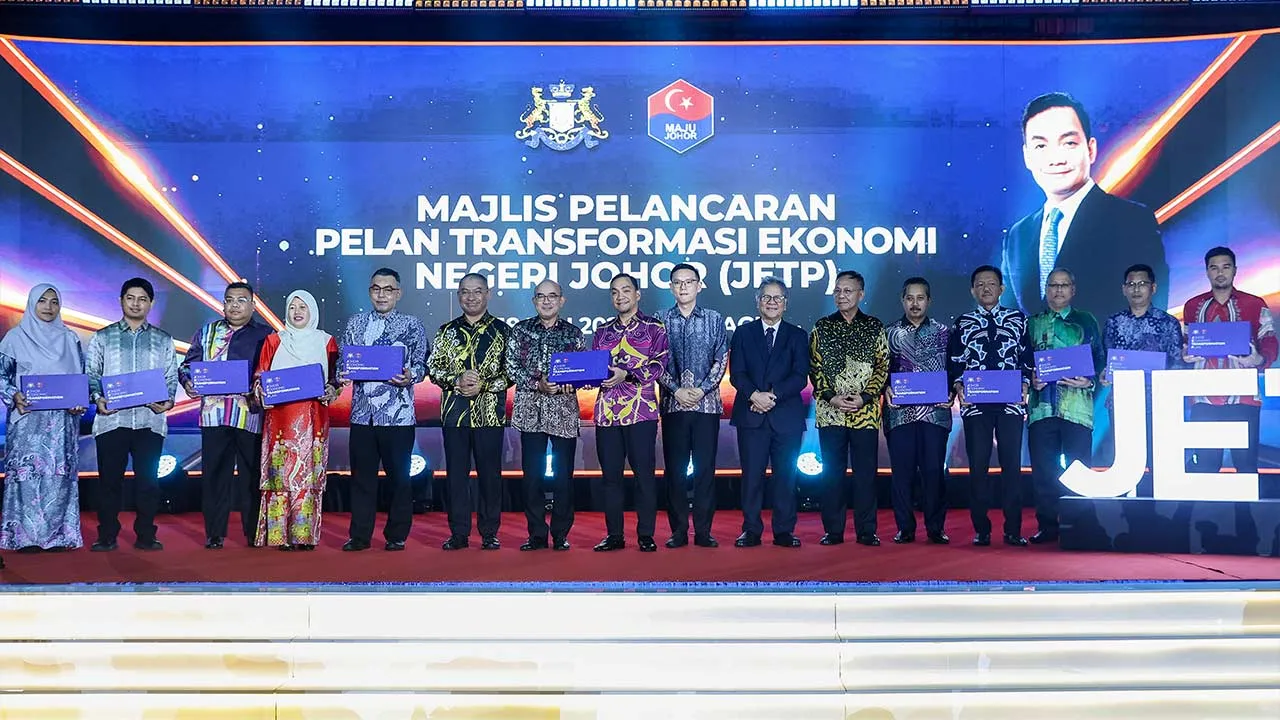 JOHOR BAHRU, 18 Jun -- Menteri Besar Johor Datuk Onn Hafiz Ghazi bersama Setiausaha Kerajaan Negeri (SUK) Johor Datuk Mohammed Ridha Abd Kadir (tujuh, kiri) serta barisan pegawai daerah bergambar sambil menunjukkan Pelan Transformasi Ekonomi Negeri Johor (JETP) pada majlis pelancaran pelan tersebut di Pusat Konvensyen Antarabangsa Persada di sini hari ini.  --fotoBERNAMA (2026) HAK CIPTA TERPELIHARA