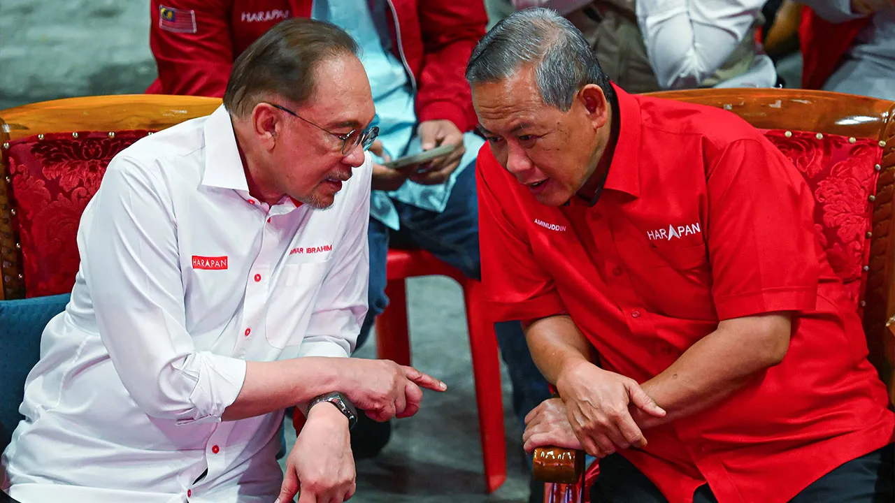 SEREMBAN, 12 Jun -- Perdana Menteri yang juga Pengerusi Pakatan Harapan Datuk Seri Anwar Ibrahim (kiri) berbincang dengan Menteri Besar Negeri Sembilan merangkap Pengerusi Pakatan Harapan Negeri Sembilan Datuk Seri Aminuddin Harun pada Pelancaran Jentera Pilihan Raya Pakatan Harapan Negeri Sembilan di Karisma Arena Seremban, hari ini. --fotoBERNAMA (2026) HAK CIPTA TERPELIHARA