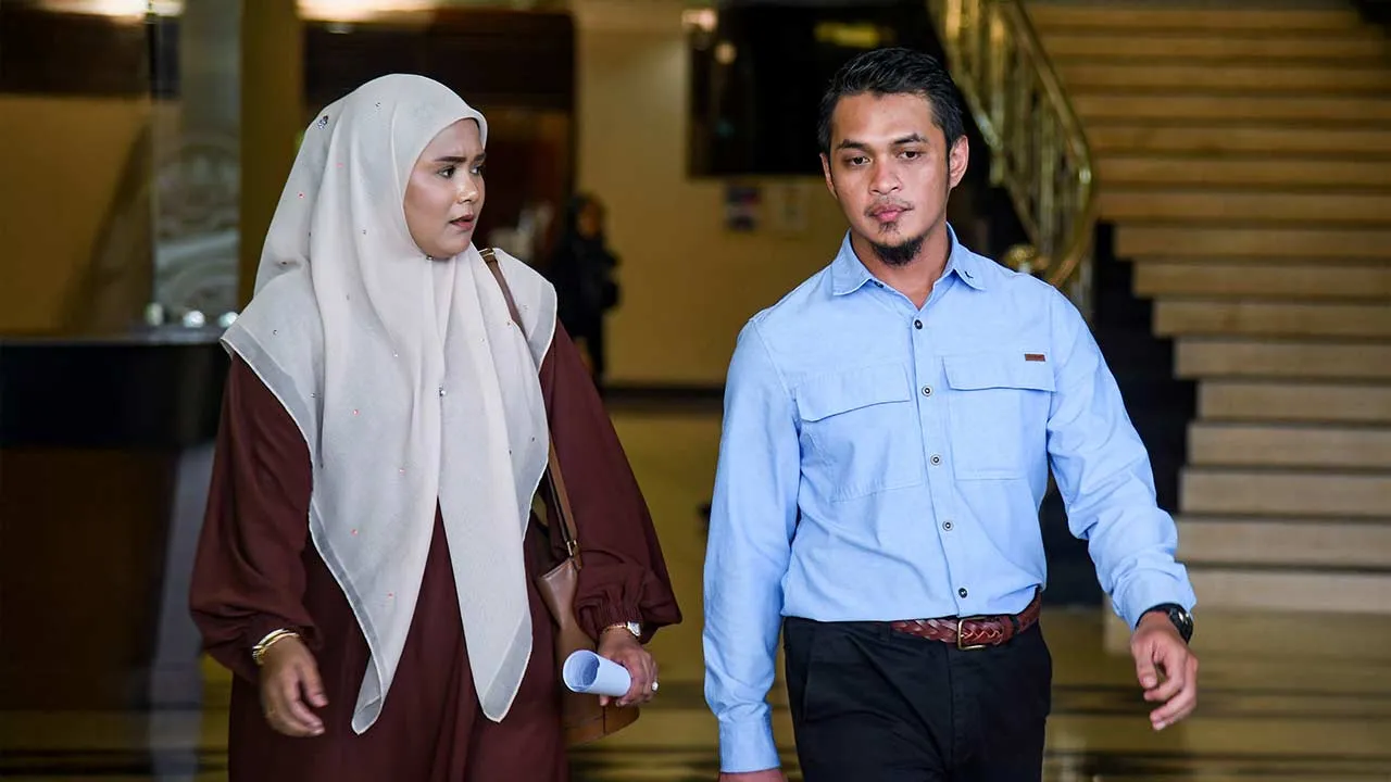 KUALA LUMPUR, 16 Jun -- Pelatih silat Raden Mohd Azrul Amirulla (kanan) mengaku tidak bersalah di Mahkamah Sesyen di sini hari ini, atas pertuduhan menerbitkan hantaran berunsur hasutan dan menghina institusi Yang di-Pertuan Agong, tahun lepas.  Raden Mohd Azrul, 36, didakwa melakukan perbuatan itu menerusi akaun Facebook miliknya di Pejabat Jabatan Siasatan Jenayah Komersial (JSJK), di sini pada 2.30 petang, 23 Dis 2025.  -- fotoBERNAMA (2026) HAK CIPTA TERPELIHARA