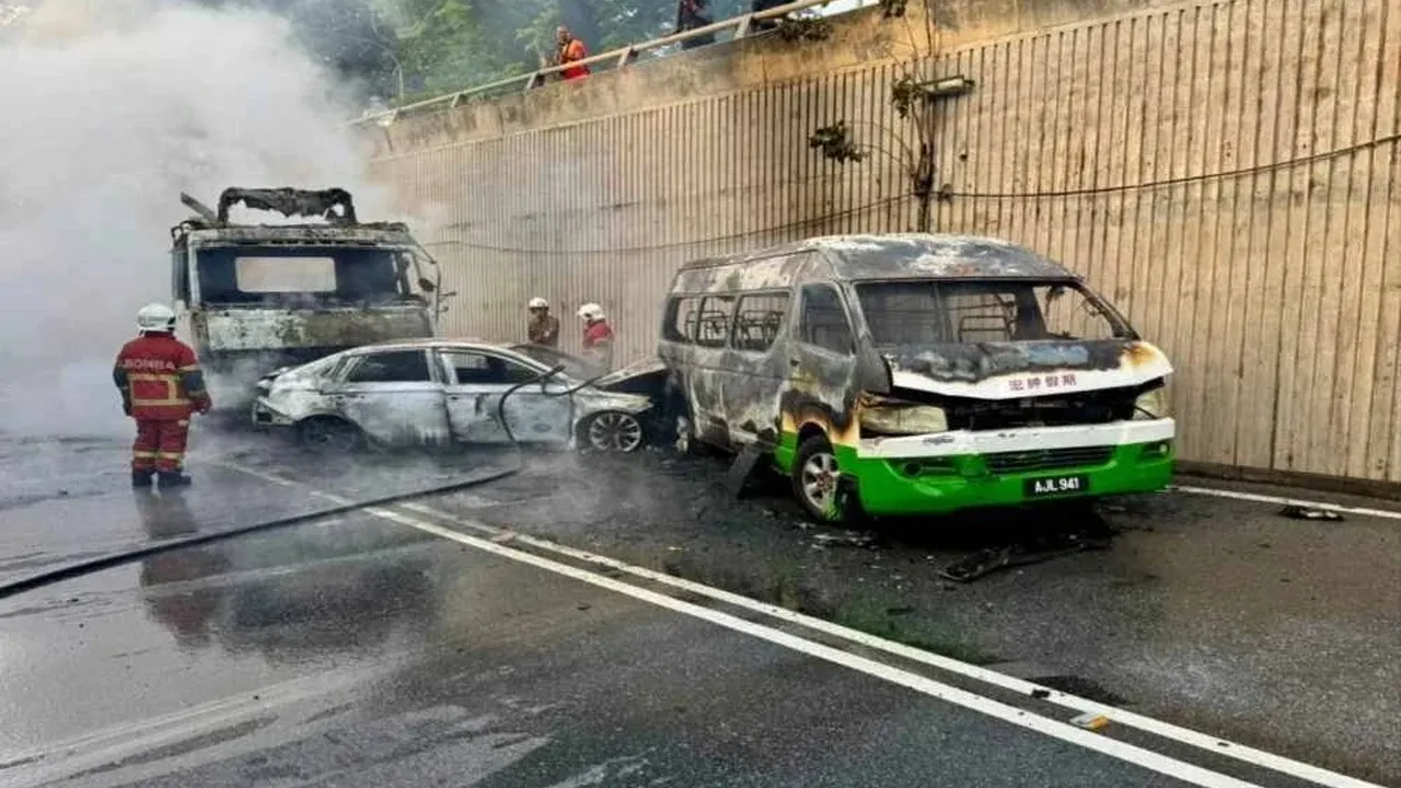 GEORGE TOWN - Seorang pemandu treler didenda RM6,000 selepas mengaku bersalah terhadap pertuduhan memandu secara cuai sehingga menyebabkan kemalangan di Mahkamah Majistret 3 di sini pada Selasa.  D Bernice Thiviaraaj, 28, membuat pengakuan tersebut selepas pertuduhan dibacakan terhadapnya di hadapan Majistret Nadratun Naim Mohd Said.