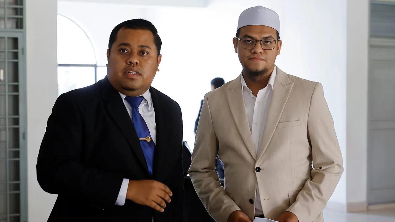 SEPANG, 30 Jun -- Peniaga durian Nurhafizul Badrul Hisham, 34, (kanan) mengaku tidak bersalah di Mahkamah Sesyen hari ini, atas tuduhan memuat naik hantaran palsu berkaitan dakwaan penjualan 52 juta liter bahan api kepada Filipina menerusi akaun Facebook miliknya pada April lepas.  Hakim Ahmad Fuad Othman menetapkan jaminan sebanyak RM7,000 dan 5 Ogos ini sebagai tarikh serahan dokumen.  --fotoBERNAMA (2026) HAK CIPTA TERPELIHARA