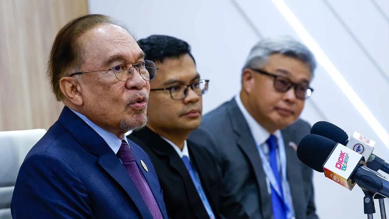 KAZAN, June 18 -- Prime Minister Datuk Seri Anwar Ibrahim at a press conference in conjunction with the Russia-ASEAN Summit at the Kazan Expo International Exhibition Centre here today.  --fotoBERNAMA (2026) COPYRIGHT RESERVED