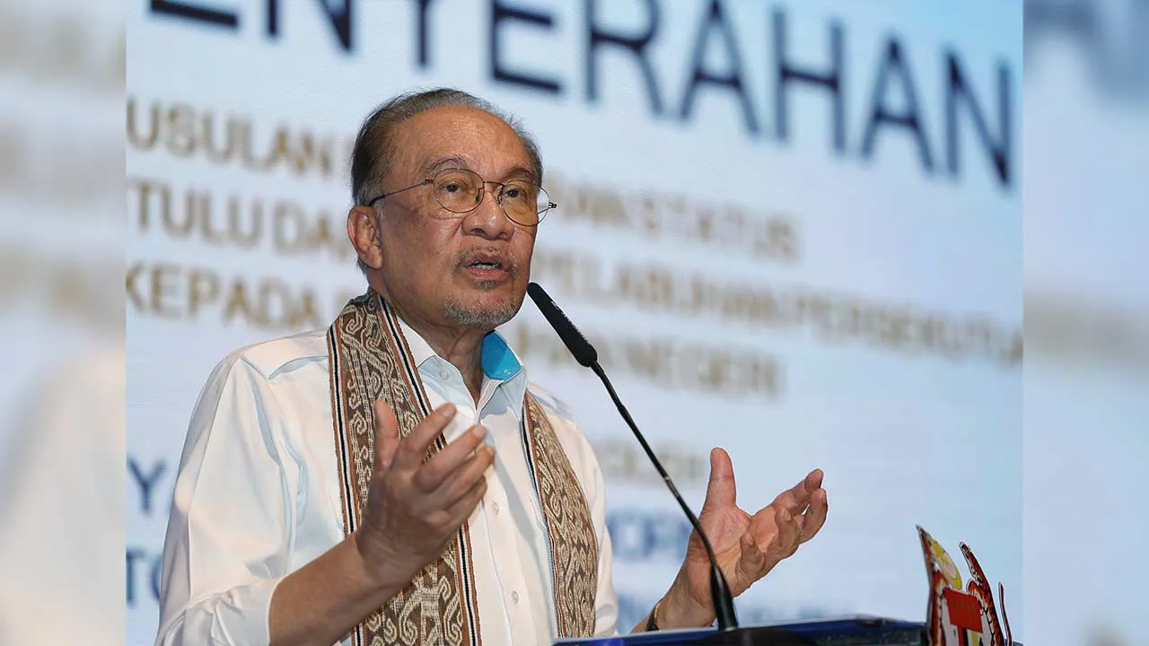 BINTULU, 21 Jun -- Perdana Menteri Datuk Seri Anwar Ibrahim berucap pada Majlis Penyerahan Cek Penukaran Status Pelabuhan Bintulu Dari Pelabuhan Persekutuan Kepada Pelabuhan Negeri, hari ini.  -- fotoBERNAMA (2026) HAK CIPTA TERPELIHARA