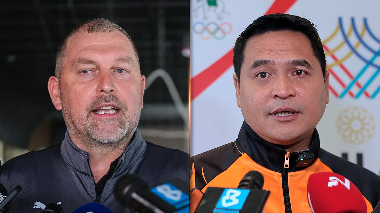 Ketua jurulatih skuad kebangsaan Peter Cklamovski (kiri)  dan pengendali skuad bawah 23 tahun (B-23) negara Nafuzi Zain (kanan) -- BERNAMA
