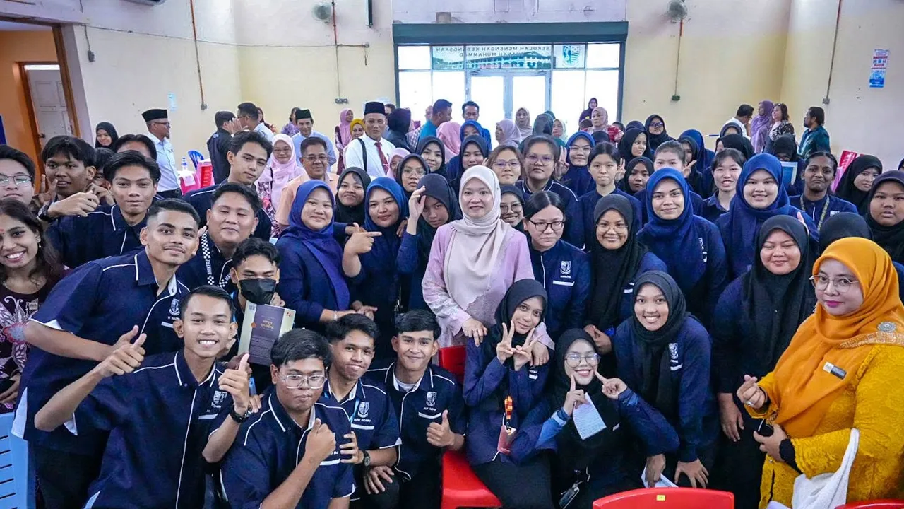 Program Tingkatan 6 memang sangat istimewa dan dekat di hati kami. Pelbagai inisiatif kami laksanakan untuk terus memartabatkan program ini.  Hari ini, saya bahagia sekali dapat menyantuni anak-anak Tingkatan 6 yang baharu mendaftar di SMK Tuanku Muhammad, Kuala Pilah, Negeri Sembilan.