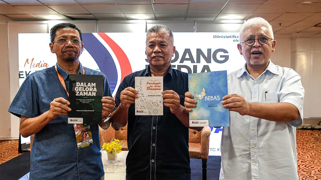KUALA LUMPUR, 2 Jun -- Pengarah Projek Penerbitan Buku Pena Malaysia MADANI Mohd Khair Ngadiron (kiri) bersama Presiden Persatuan Penulis Nasional Malaysia (PENA) Dr Mohamad Saleeh Rahamad (tengah) bergambar bersama Projek Penerbitan Buku Pena-Malaysia MADANI Fasa 3 sempena Pesta Buku Antarabangsa Kuala Lumpur di Pusat Dagangan Dunia (WTC) Kuala Lumpur hari ini.  -- fotoBERNAMA (2026) HAK CIPTA TERPELIHARA