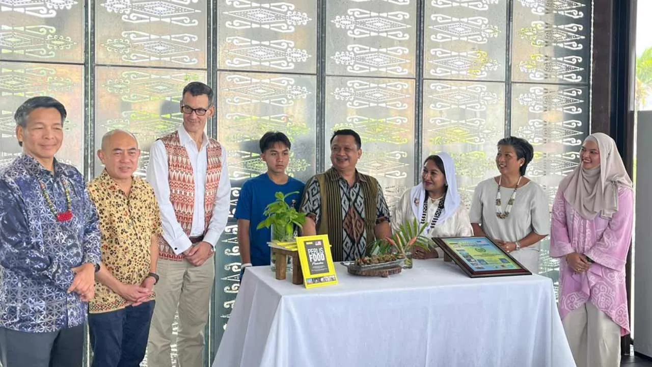 Raja Muda Perlis, Tuanku Syed Faizuddin Putra Jamalullail dan Raja Puan Muda Perlis, Tuanku Dr. Hajah Lailatul Shahreen Akashah Khalil berfoto kenangan sempena pelancaran Promosi Masakan Perlis yang berlangsung di Cove 55 Hotel, Santubong, Kuching, Sarawak. - kredit Yayasan Tuanku Syed Putra (YTSP) Perlis