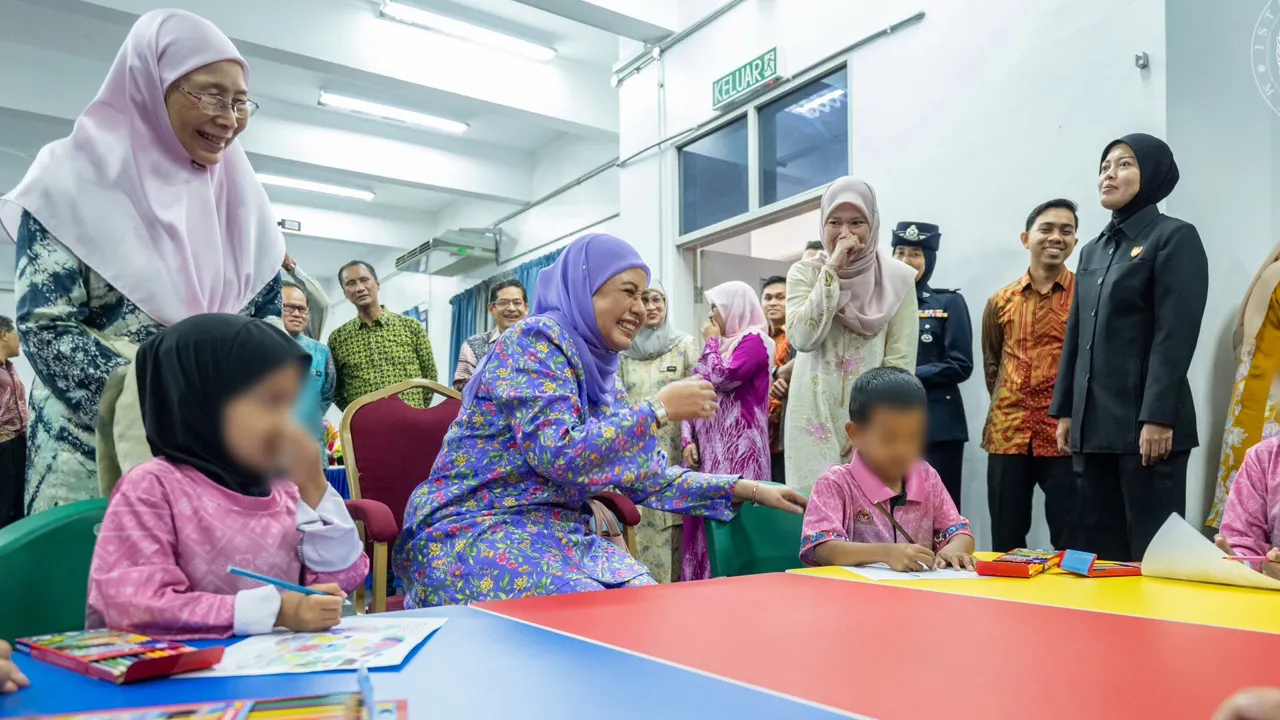 RAJA PERMAISURI AGONG BERANGKAT MELAWAT SEKOLAH BIMBINGAN JALINAN KASIH SEMPENA SAMBUTAN ULANG TAHUN HARI KEPUTERAAN RASMI YANG DI-PERTUAN AGONG 2026 KDYMM SPB Raja Permaisuri Agong Raja Zarith Sofiah berkenan berangkat melawat Sekolah Bimbingan Jalinan Kasih (SBJK), Kuala Lumpur, hari ini (4 Jun).